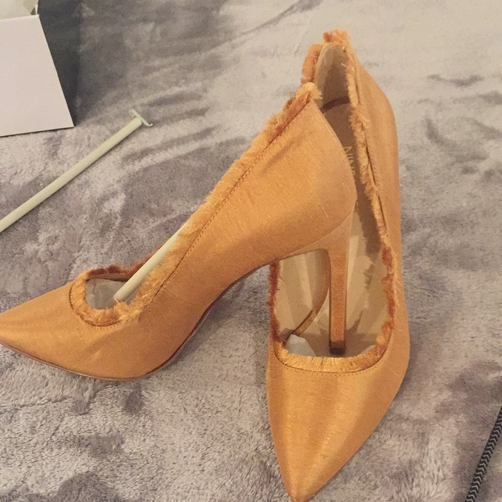 Gold fabric size 6 pumps